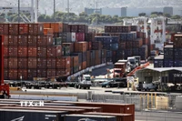 Quang cảnh cảng hàng hóa Los Angeles, California, Mỹ. (Ảnh: THX/TTXVN)