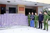 Đối tượng Trần Văn Trí và số tang vật bị cơ quan Công an thu giữ. (Ảnh: TTXVN phát)