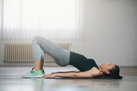 Cơ căng cứng có thể ảnh hưởng đến sinh hoạt hằng ngày, nhất là nếu bạn làm công việc phải ngồi lâu. (Nguồn: Getty Images)