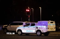 Xe cảnh sát tại hiện trường vụ tấn công khủng bố ở Sydney, Australia ngày 14/12/2025. (Nguồn: THX/TTXVN)