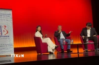 Ông Nguyễn Hải Nam (ngồi giữa), Chủ tịch Hiệp hội Doanh nhân Việt Nam tại Pháp (ABVietFrance), nhận được nhiều câu hỏi của sinh viên liên quan đến cơ hội thực tập và làm việc tại Việt Nam. (Ảnh: Hữu Chiến/TTXVN)