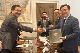 Thứ trưởng Bộ Công Thương Nguyễn Sinh Nhật Tân và ông Juan A Millán, Quyền Tổng trưởng lý, Văn phòng Đại diện thương mại Hoa Kỳ, ký thỏa thuận. (Ảnh: PV/Vietnam+)