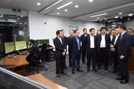 Bộ trưởng Nguyễn Hồng Diên kiểm tra công tác bảo đảm cung ứng điện dịp Tết Nguyên đán 2025. (Ảnh: PV/Vietnam+)