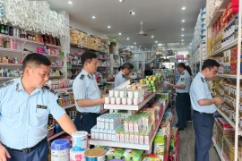 Lực lượng quản lý thị trường tỉnh Lào Cai kiểm soát địa bàn. (Ảnh: qltt)