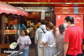 Người dân mua vàng tại Bảo Tín Minh Châu. (Ảnh: Hoài Nam/Vietnam+)