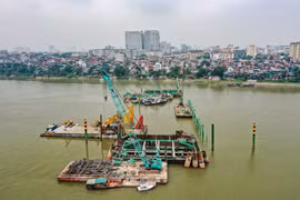 Các hạng mục cọc khoan nhồi, bệ trụ cầu Trần Hưng Đạo (Hà Nội) đang được thi công đồng bộ. Tiến độ tổng thể cầu Trần Hưng Đạo được kiểm soát chặt chẽ, hướng tới hoàn thành vào quý 2/2027. (Ảnh: Trung Nguyên/TTXVN)