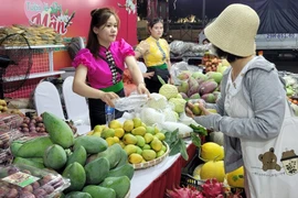 Người dân mua hàng