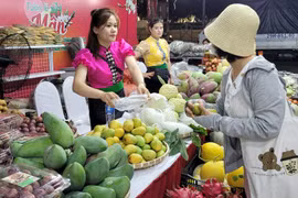 Người dân mua hàng