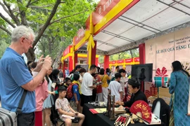 Du khách quốc tế tham quan Lễ hội Quà tặng Du lịch Hà Nội. (Ảnh: PV/Vietnam+)