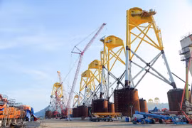 Công trường thi công chân đế điện gió ngoài khơi của Petrovietnam tại Vũng Tàu-Thành phố Hồ Chí Minh. (Ảnh: PV/Vietnam+)