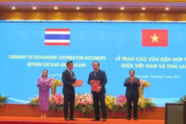 Thủ tướng Phạm Minh Chính và Thủ tướng Thái Lan Paetongtarn Shinawatra chứng kiến trao Chương trình hợp tác giữa Cục Quản lý và Phát triển thị trường trong nước, Vụ Phát triển thị trường nước ngoài (Bộ Công Thương Việt Nam) với Tập đoàn Central Retail (Thái Lan) giai đoạn 2026-2028. (Ảnh: Bộ Công Thương)