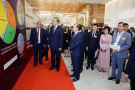 Tổng Bí thư Tô Lâm tham quan không gian trưng bày thành tựu chuyển đổi số trong báo chí. (Ảnh: Thống Nhất/TTXVN)