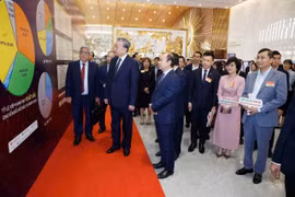 Tổng Bí thư Tô Lâm tham quan không gian trưng bày thành tựu chuyển đổi số trong báo chí. (Ảnh: Thống Nhất/TTXVN)