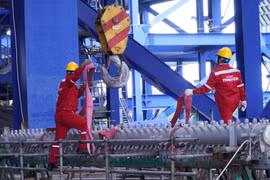 Tâm điểm hiện nay trên công trường Dự án Long Phú 1 là công tác thi công lắp đặt thiết bị lò hơi của cả 2 Tổ máy 1 và 2. (Ảnh: PV/Vietnam+)