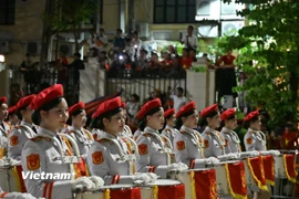 Khối Nữ quân nhạc hành quân trong buổi Tổng hợp luyện lần 2. (Ảnh: Minh Sơn/Vietnam+)