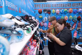 Vietnam Sport Show 2025 có quy mô hơn 400 gian hàng trưng bày đến từ các doanh nghiệp hàng đầu trong nước và quốc tế. (Ảnh: PV/Vietnam+)