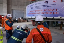 Hạ đặt thành công rotor tổ máy số 1, Dự án thủy điện Hòa Bình mở rộng. (Ảnh: TTXVN)