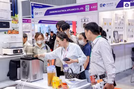 Các đại biểu tham quan gian hàng tại Triển lãm Quốc tế Điện tử và Thiết bị Thông minh năm 2025. (Ảnh: PV/Vietnam+)
