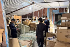 Đội Quản lý thị trường số 4 khám kho hàng của đối tượng kinh doanh trên TikTok. (Ảnh: PV/Vietnam+)