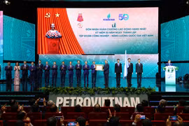 Tổng Bí thư Tô Lâm trao tặng Huân chương Lao động hạng Nhất cho Tập đoàn Công nghiệp - Năng lượng quốc gia Việt Nam. (Ảnh: PV/Vietnam+)