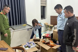 Lực lượng chức năng tỉnh Quảng Ninh phối hợp kiểm tra an toàn thực phẩm. (Ảnh: Chi cục Quản lý thị trường tỉnh Quảng Ninh)