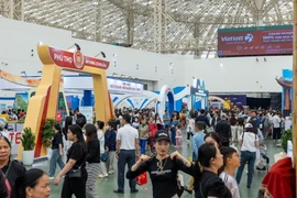 Đông đảo du khách đến tham quan Hội chợ Mùa Thu. (Ảnh: Vietnam+)