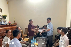 Chủ tịch UBND xã Hồng Vân (Hà Nội) Lê Tuấn Dũng thăm hỏi, động viên gia đình có người thân bị tử nạn trong vụ lật tàu du lịch tại Vịnh Hạ Long. (Ảnh: Nguyễn Thắng/TTXVN)