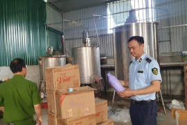 Lực lượng chức năng tỉnh Hưng Yên kiểm tra cơ sở sản xuất sản phẩm tẩy rửa có dấu hiệu giả mạo nhãn hiệu nổi tiếng như D-nee, Hygiene và Tauau. (Ảnh: Quản lý thị trường)