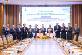 Ông Dương Trí Hội, Tổng Giám đốc PVChem và ông Bernd Eulitz, Tổng Giám đốc Messer ký kết hợp đồng dưới sự chứng kiến của lãnh đạo Petrovietnam, Messer và PVChem. (Ảnh: PV/Vietnam+)