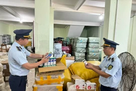 Lực lượng Quản lý thị trường tỉnh Phú Yên kiểm tra và thu giữ bột tăng lực, thực phẩm chức năng do nước ngoài sản xuất, không có hóa đơn, chứng từ hợp pháp. (Ảnh: quản lý thị trường)