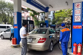 Một điểm bán xăng của Petrolimex tại Hà Nội. (Ảnh: Vietnam+)