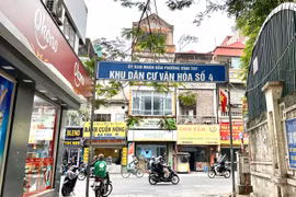 Bộ Nội vụ đề xuất người hoạt động không chuyên trách ở thôn, tổ dân phố chưa đến tuổi nghỉ hưu sẽ được hưởng các chế độ tương tự như chế độ đối với người hoạt động không chuyên trách ở cấp xã nghỉ việc khi sắp xếp bộ máy. (Ảnh: PV/Vietnam+)