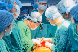 Thầy thuốc ưu tú Đinh Văn Lượng thực hiện một ca ghép phổi cùng các y bác sỹ của Bệnh viện Phổi Trung ương. (Ảnh: PV/Vietnam+)