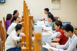 Bộ phận giải quyết thủ tục hành chính một cửa phục vụ người dân nhanh chóng. (Ảnh: Minh Sơn/Vietnam+)