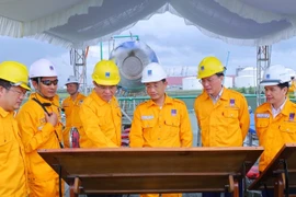 Trong suốt 50 năm qua cùng với quyết tâm chính trị “Một đội ngũ - Một mục tiêu”, toàn thể Petrovietnam đã đoàn kết, chung lòng thực hiện hiệu quả quản trị biến động công cuộc tái tạo kép. (Ảnh: PV/Vietnam+)