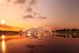 Nhà hát Opera Hà Nội được thiết kế bởi kiến trúc sư Renzo Piano, một trong những kiến trúc sư có ảnh hưởng nhất trong thế kỷ 20. (Ảnh: PV/Vietnam+)