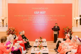 Chủ tịch UBND thành phố Hà Nội gặp mặt, tri ân Mẹ Việt Nam Anh hùng, Người có công với cách mạng nhân dịp 80 năm Quốc khánh 2/9. (Ảnh: PV/Vietnam+)