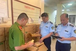 Lực lượng chức năng của Hà Nội thu giữ bánh Trung thu không rõ nguồn gốc. (Ảnh: PV/Vietnam+)