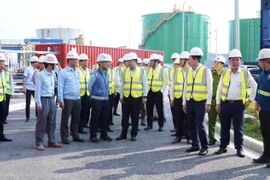 Lãnh đạo tỉnh Đồng Nai và Petrovietnam kiểm tra công trường Dự án Nhà máy điện Nhơn Trạch 3 và 4. (Ảnh: PV/Vietnam+)