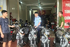Lực lượng chức năng kiểm tra cửa hàng kinh doanh xe điện Trung Hiếu trên địa bàn thành phố Hà Nội. (Ảnh: PV/Vietnam+)
