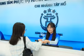 Nhân viên Chi nhánh tiếp đón, hướng dẫn người dân thực hiện thủ tục hành chính. (Ảnh: Hanoi.gpv.vn)