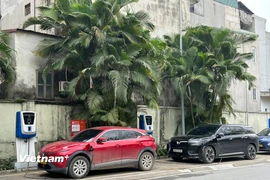 Một trạm sạc xe điện tại Hà Nội. (Ảnh: Xuân Quảng/Vietnam+)