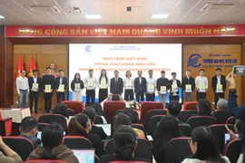 EPU tuyên dương các tập thể tiêu biểu có thành tích trong hoạt động sinh viên nghiên cứu khoa học.