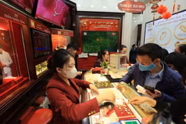Khách hàng giao dịch vàng tại Hà Nội. (Ảnh: Đức Duy/Vietnam+)