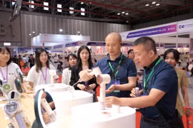 Các doanh nghiệp giới thiệu sản phẩm mới tại triển lãm IEAE năm 2024. (Ảnh: PV/Vietnam+)