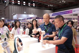 Các doanh nghiệp giới thiệu sản phẩm mới tại triển lãm IEAE năm 2024. (Ảnh: PV/Vietnam+)