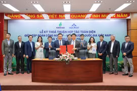Chủ tịch Hội đồng thành viên Petrovietnam Lê Mạnh Hùng và Chủ tịch Hội đồng quản trị Tập đoàn Hòa Phát Trần Đình Long ký kết thỏa thuận hợp tác toàn diện giữa hai tập đoàn. (Ảnh: PV/Vietnam+)