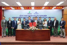 Chủ tịch Hội đồng thành viên Petrovietnam Lê Mạnh Hùng và Chủ tịch Hội đồng quản trị Tập đoàn Hòa Phát Trần Đình Long ký kết thỏa thuận hợp tác toàn diện giữa hai tập đoàn. (Ảnh: PV/Vietnam+)