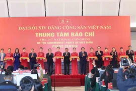 Đồng chí Trần Cẩm Tú, Ủy viên Bộ Chính trị, Thường trực Ban Bí thư cùng các đại biểu cắt băng khai trương Trung tâm Báo chí Đại hội XIV của Đảng. (Ảnh: Phương Hoa/TTXVN)