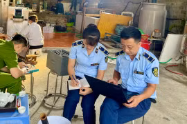 Lực lượng liên ngành đẩy mạnh công tác chống buôn lậu, gian lận thương mại. (Ảnh: dms.gov.vn)